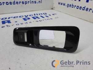 Gebruikte Handrem schakelaar Citroen C5 Aircross I (A4/AC/AJ/AR) 1.6 Hybrid 225 16V Prijs € 25,00 Margeregeling aangeboden door Autorec. Gebr. Prins b.v.