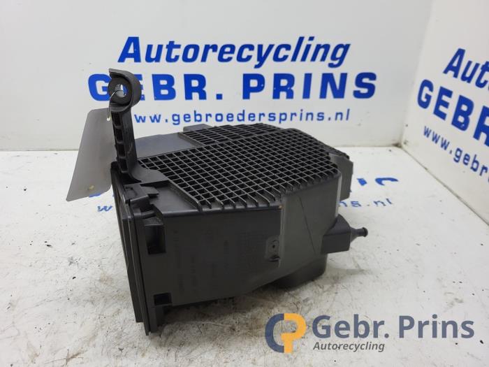 Gebruikte Luchtfilterhuis Renault Clio IV (5R) 0.9 Energy TCE 90 12V Prijs € 40,00 Margeregeling aangeboden door Autorec. Gebr. Prins b.v.