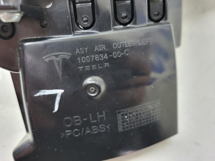 Luchtrooster Dashboard van een Tesla Model S 70D 2016