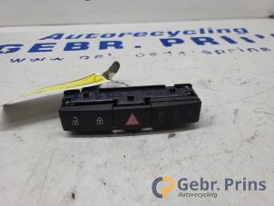 Gebruikte Paniekverlichtings Schakelaar Opel Astra J Sports Tourer (PD8/PE8/PF8) 1.4 16V ecoFLEX Prijs € 15,00 Margeregeling aangeboden door Autorec. Gebr. Prins b.v.