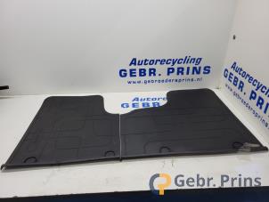 Gebruikte Matten Set Renault Trafic (1FL/2FL/3FL/4FL) 2.0 dCi 16V 130 Prijs € 42,35 Inclusief btw aangeboden door Autorec. Gebr. Prins b.v.