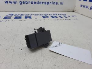 Gebruikte Stoelverwarmings module Volkswagen Up! (121) 1.0 12V 60 Prijs € 25,00 Margeregeling aangeboden door Autorec. Gebr. Prins b.v.