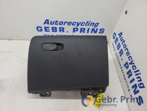 Gebruikte Handschoenenkastje Volvo V60 II (ZW) 2.0 B3 16V Mild Hybrid Prijs € 75,00 Margeregeling aangeboden door Autorec. Gebr. Prins b.v.