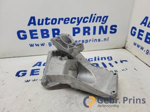 Gebruikte Motorsteun Volvo V60 II (ZW) 2.0 B3 16V Mild Hybrid Prijs € 40,00 Margeregeling aangeboden door Autorec. Gebr. Prins b.v.