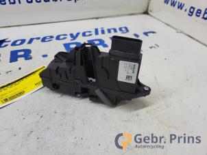 Gebruikte Slotmechaniek Portier 4Deurs rechts-voor Volvo V60 II (ZW) 2.0 B3 16V Mild Hybrid Prijs € 75,00 Margeregeling aangeboden door Autorec. Gebr. Prins b.v.