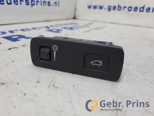 Gebruikte Schakelaar achterklep Volvo V60 II (ZW) 2.0 B3 16V Mild Hybrid Prijs € 25,00 Margeregeling aangeboden door Autorec. Gebr. Prins b.v.