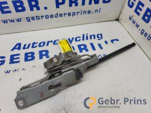 Gebruikte Motorkap Scharnier Volvo V60 II (ZW) 2.0 B3 16V Mild Hybrid Prijs € 50,00 Margeregeling aangeboden door Autorec. Gebr. Prins b.v.