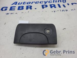 Gebruikte Handgreep Achterklep Renault Kangoo Express (FC) 1.5 dCi 65 Prijs € 15,00 Margeregeling aangeboden door Autorec. Gebr. Prins b.v.
