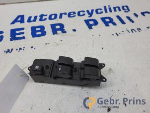 Gebruikte Elektrisch Raam Schakelaar Mitsubishi Colt (Z2/Z3) 1.3 16V Prijs € 30,00 Margeregeling aangeboden door Autorec. Gebr. Prins b.v.