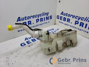 Gebruikte Ruitensproeiertank voor Mitsubishi Colt (Z2/Z3) 1.3 16V Prijs € 20,00 Margeregeling aangeboden door Autorec. Gebr. Prins b.v.