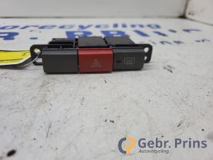 Gebruikte Alarmlicht Schakelaar Daihatsu Cuore (L251/271/276) 1.0 12V DVVT Prijs € 5,00 Margeregeling aangeboden door Autorec. Gebr. Prins b.v.