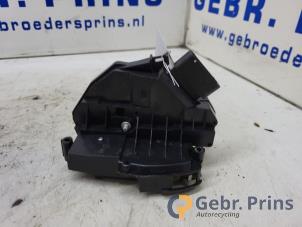 Gebruikte Slotmechaniek Portier 4Deurs rechts-voor Ford Tourneo Connect/Grand Tourneo Connect 1.0 EcoBoost 12V Prijs € 30,00 Margeregeling aangeboden door Autorec. Gebr. Prins b.v.