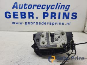 Gebruikte Slotmechaniek Portier 4Deurs links-voor Ford Tourneo Connect/Grand Tourneo Connect 1.0 EcoBoost 12V Prijs € 30,00 Margeregeling aangeboden door Autorec. Gebr. Prins b.v.