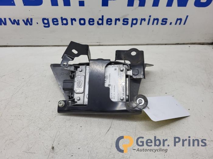 Gebruikte Dode hoek sensor Mazda 3 (BM/BN) 2.0 SkyActiv-G 16V Prijs € 75,00 Margeregeling aangeboden door Autorec. Gebr. Prins b.v.