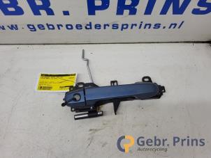 Gebruikte Portiergreep 4Deurs links-voor Toyota Auris Touring Sports (E18) 1.2 T 16V Prijs € 20,00 Margeregeling aangeboden door Autorec. Gebr. Prins b.v.