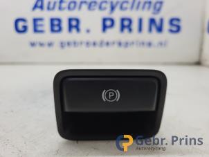 Gebruikte Handrem schakelaar Mercedes CLA Shooting Brake (117.9) 2.2 CLA-200 CDI, 200 d 16V Prijs € 15,00 Margeregeling aangeboden door Autorec. Gebr. Prins b.v.