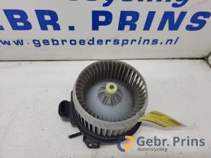 Gebruikte Chaufage Ventilatiemotor Toyota Yaris III (P13) 1.5 16V Hybrid Prijs € 40,00 Margeregeling aangeboden door Autorec. Gebr. Prins b.v.