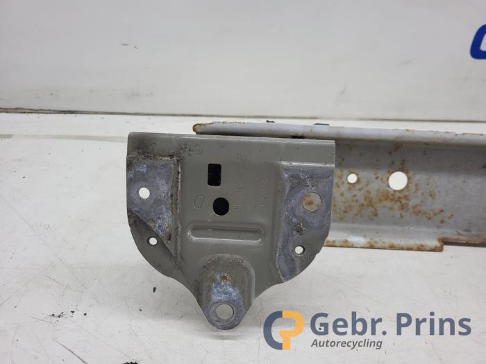 Bumperframe achter van een Toyota Yaris III (P13) 1.5 16V Hybrid 2016