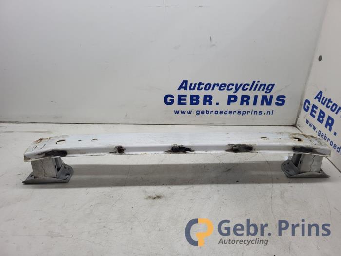 Bumperframe achter van een Toyota Yaris III (P13) 1.5 16V Hybrid 2016