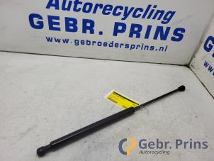 Gebruikte Kofferdekseldemper links-achter Renault Twingo III (AH) 1.0 SCe 70 12V Prijs € 10,00 Margeregeling aangeboden door Autorec. Gebr. Prins b.v.