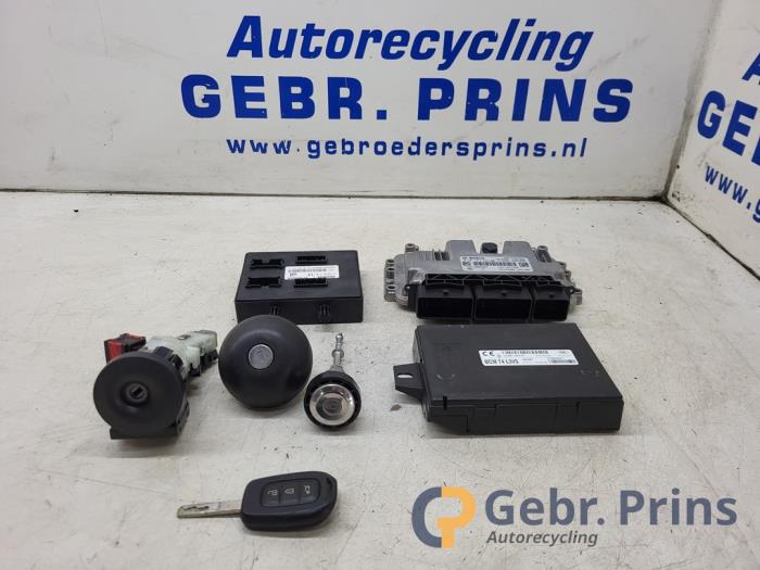Gebruikte Kontaktslot + computer Renault Twingo III (AH) 1.0 SCe 70 12V Prijs € 125,00 Margeregeling aangeboden door Autorec. Gebr. Prins b.v.