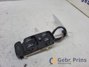 Gebruikte Ruit schakelaar elektrisch Mercedes C (W203) 2.2 C-200 CDI 16V Prijs € 40,00 Margeregeling aangeboden door Autorec. Gebr. Prins b.v.