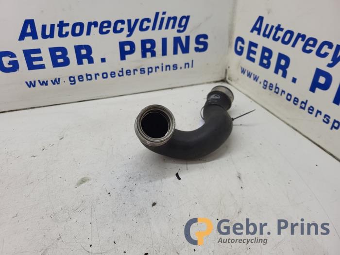 Gebruikte Intercooler Slang Mercedes C (W203) 2.2 C-200 CDI 16V Prijs € 20,00 Margeregeling aangeboden door Autorec. Gebr. Prins b.v.