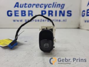 Gebruikte Raam schakelaar elektrisch Mercedes C (W203) 2.2 C-200 CDI 16V Prijs € 15,00 Margeregeling aangeboden door Autorec. Gebr. Prins b.v.