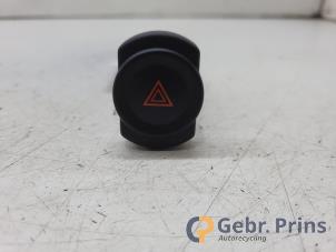 Gebruikte Alarmlicht Schakelaar Dacia Duster (HS) 1.6 16V Prijs € 10,00 Margeregeling aangeboden door Autorec. Gebr. Prins b.v.