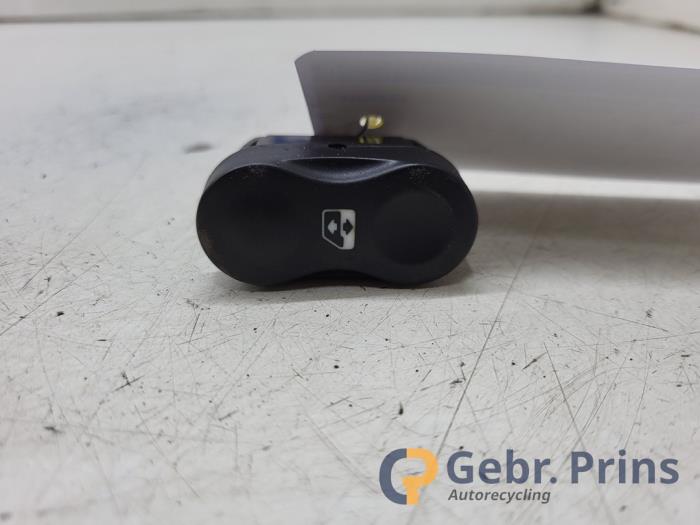 Gebruikte Elektrisch Raam Schakelaar Dacia Duster (HS) 1.6 16V Prijs € 10,00 Margeregeling aangeboden door Autorec. Gebr. Prins b.v.