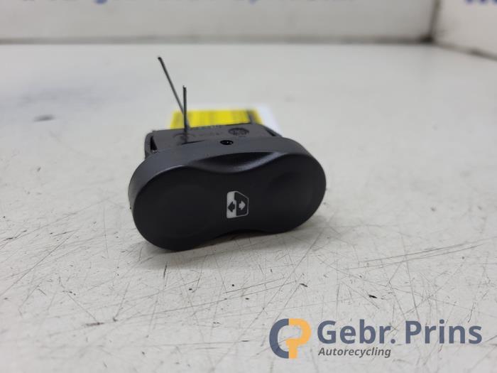 Gebruikte Elektrisch Raam Schakelaar Dacia Duster (HS) 1.6 16V Prijs € 10,00 Margeregeling aangeboden door Autorec. Gebr. Prins b.v.