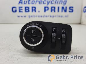 Gebruikte Schakelaar Licht Opel Corsa D 1.4 16V Twinport Prijs € 10,00 Margeregeling aangeboden door Autorec. Gebr. Prins b.v.