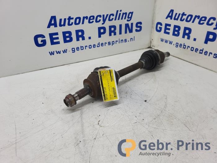 Gebruikte Aandrijfas links-voor Opel Combo 1.3 CDTI 16V ecoFlex Prijs € 40,00 Margeregeling aangeboden door Autorec. Gebr. Prins b.v.