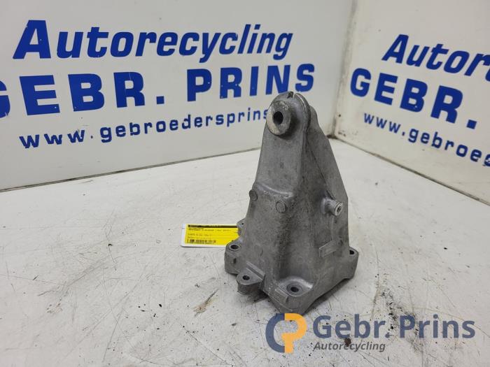 Gebruikte Motorsteun Mercedes C (W205) C-180 1.6 16V Prijs € 25,00 Margeregeling aangeboden door Autorec. Gebr. Prins b.v.