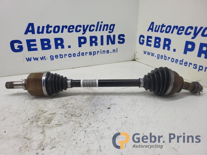 Gebruikte Aandrijfas links-voor Opel Crossland (X) 1.2 Turbo 12V Prijs € 100,00 Margeregeling aangeboden door Autorec. Gebr. Prins b.v.