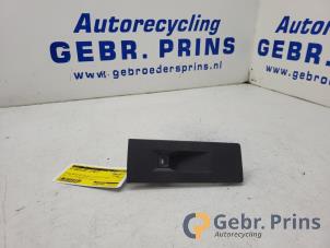 Gebruikte Elektrisch Raam Schakelaar Volkswagen Transporter T6 2.0 TDI Prijs € 18,15 Inclusief btw aangeboden door Autorec. Gebr. Prins b.v.