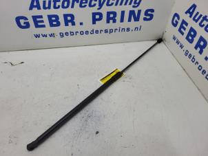 Gebruikte Motorkapdemper rechts Opel Crossland (X) 1.2 Turbo 12V Prijs € 20,00 Margeregeling aangeboden door Autorec. Gebr. Prins b.v.