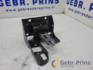 Gebruikte Versnellingsbak Steun Opel Crossland (X) 1.2 Turbo 12V Prijs € 25,00 Margeregeling aangeboden door Autorec. Gebr. Prins b.v.