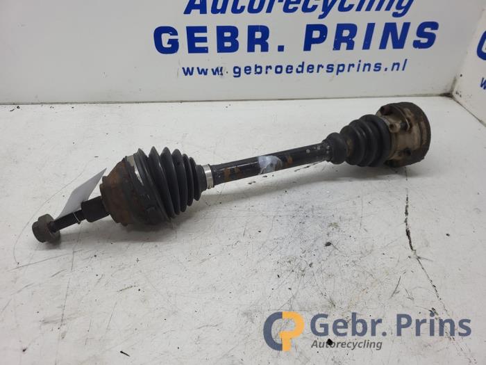 Gebruikte Aandrijfas links-voor Volkswagen Transporter T4 2.5 TDI Prijs € 50,00 Margeregeling aangeboden door Autorec. Gebr. Prins b.v.