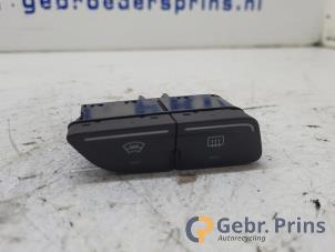 Gebruikte Schakelaar Achteruitverwarming Ford Focus 3 Wagon 1.6 TDCi ECOnetic Prijs € 10,00 Margeregeling aangeboden door Autorec. Gebr. Prins b.v.