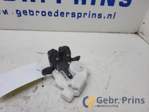 Gebruikte Slotmechaniek Achterklep Toyota Yaris III (P13) 1.0 12V VVT-i Prijs € 30,00 Margeregeling aangeboden door Autorec. Gebr. Prins b.v.