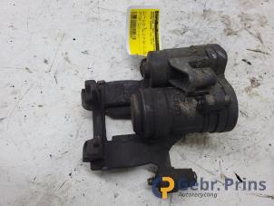 Gebruikte Remklauw (Tang) links-achter Skoda Superb Combi (3V5) 2.0 TDI Prijs € 70,00 Margeregeling aangeboden door Autorec. Gebr. Prins b.v.