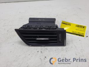 Gebruikte Luchtrooster Dashboard Skoda Superb Combi (3V5) 2.0 TDI Prijs € 20,00 Margeregeling aangeboden door Autorec. Gebr. Prins b.v.