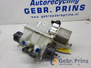 Gebruikte Warmtewisselaar Tesla Model 3 Long Range 72kWh Prijs € 100,00 Margeregeling aangeboden door Autorec. Gebr. Prins b.v.