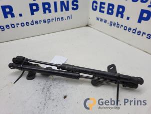 Gebruikte Gasdemper Motorkap Set Tesla Model 3 Long Range 72kWh Prijs € 40,00 Margeregeling aangeboden door Autorec. Gebr. Prins b.v.