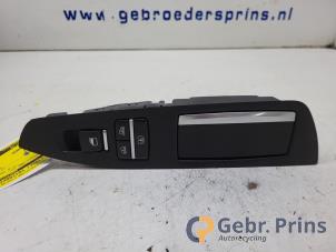 Gebruikte Raam schakelaar elektrisch BMW 7 serie (F01/02/03/04) 740d 24V Prijs € 20,00 Margeregeling aangeboden door Autorec. Gebr. Prins b.v.