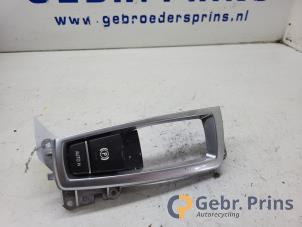 Gebruikte Handrem schakelaar BMW 7 serie (F01/02/03/04) 740d 24V Prijs € 12,50 Margeregeling aangeboden door Autorec. Gebr. Prins b.v.