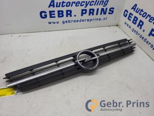 Gebruikte Grille Opel Vivaro 1.9 DTI 16V Prijs € 36,30 Inclusief btw aangeboden door Autorec. Gebr. Prins b.v.