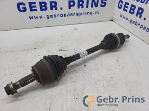 Gebruikte Aandrijfas links-voor Opel Corsa D 1.3 CDTi 16V ecoFLEX Prijs € 30,00 Margeregeling aangeboden door Autorec. Gebr. Prins b.v.