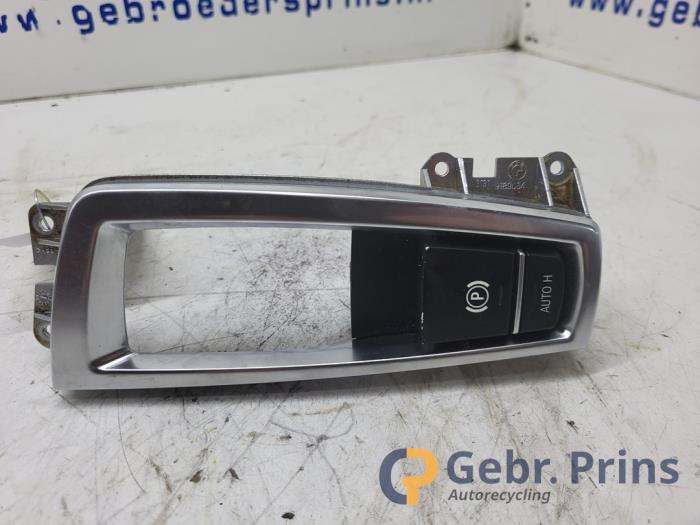 Gebruikte Schakelaar handrem BMW 5 serie (F10) 525d xDrive 16V Prijs € 20,00 Margeregeling aangeboden door Autorec. Gebr. Prins b.v.